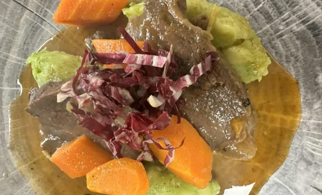 Joue de bœuf fondante au citron confit, écrasé de pommes de terre à l’ail