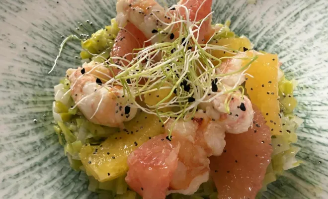 Poêlée de gambas et langoustines, étuvée de poireau, vinaigrette agrumes