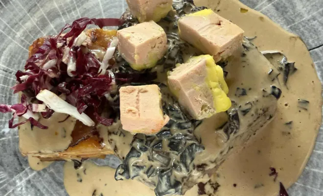 Filet de bœuf, pommes fondantes, trompettes et foie gras