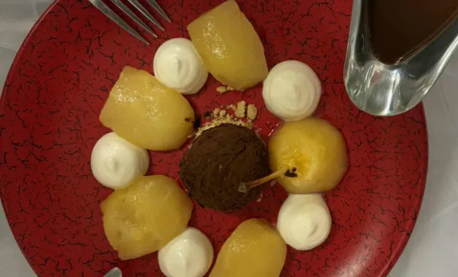Quartiers de poire pochée, truffe glacée au romarin, sauce chocolat