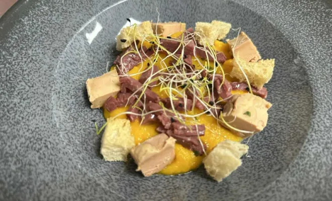 Crème de potiron, foie gras, canard fumé à la noisette